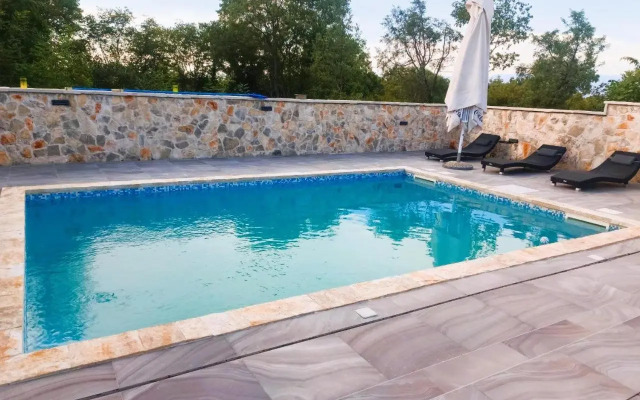 Authentic Stone House Stela & Lea