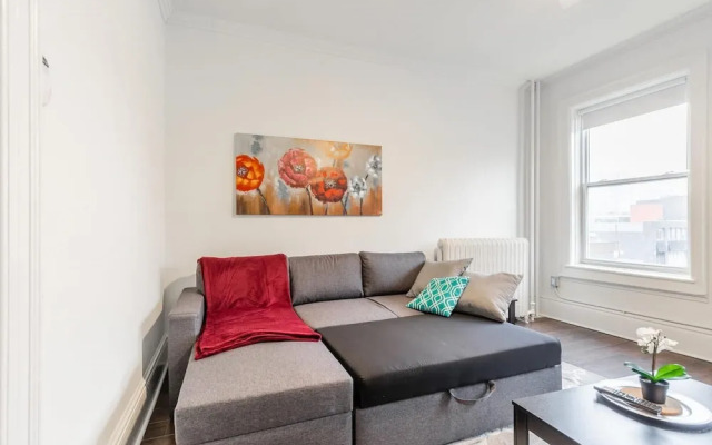 Cozy 2-storey 2BR Apt - Near Parks and King St