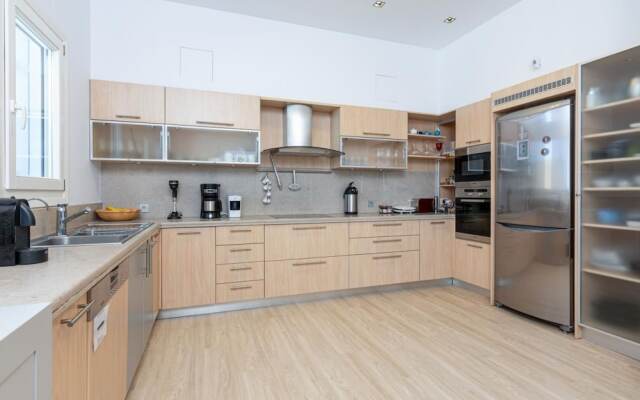 Inviting 8-bed Villa in Ermoupoli - Villa Blueros