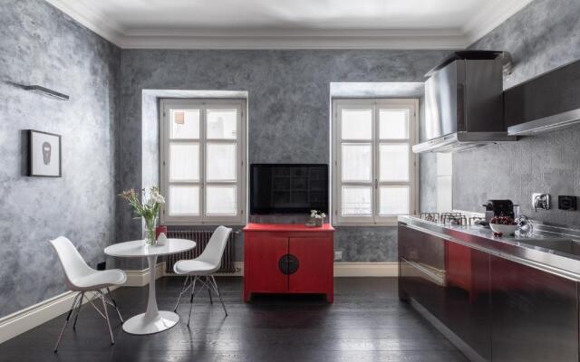 A Sparkle of Red in Trastevere