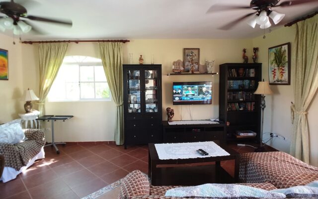 Great Privacy 3 Bedroom Villa Near the Beach