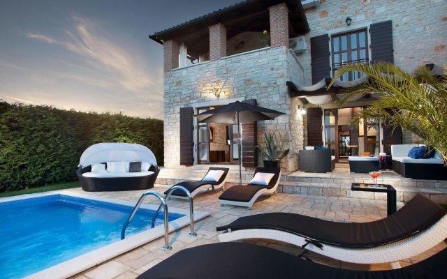 Beautiful, attractive villa with private pool, covered terrace, Porec 7 km