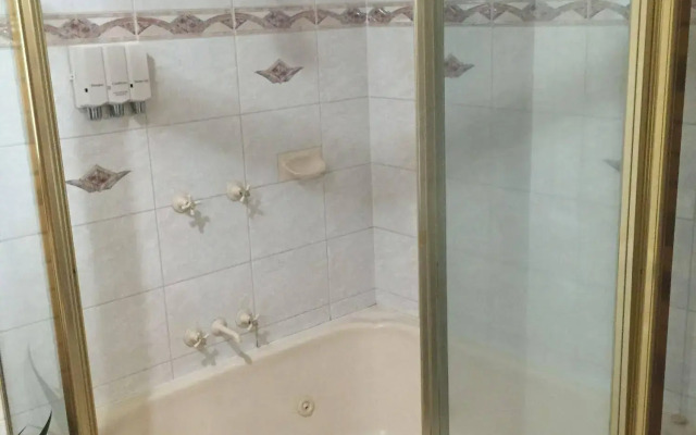 Ruthven Street Motor Inn