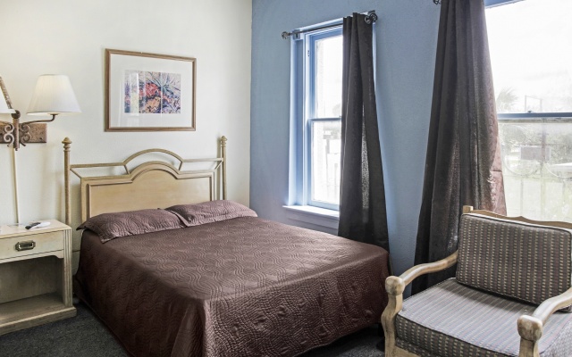 OYO Cameron Historic Hotel Brownsville I-69E