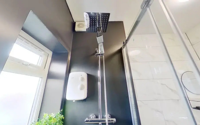 Salford-house-sleeps6-parking-garden-wifi