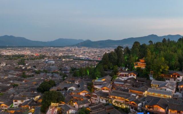 Panoramic View of Snow Mountain in Shanye Rizhao Jinshan (Lijiang Ancient City Branch)