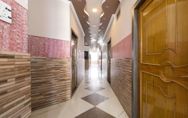 Spot On 62318 Rajhamsa Hotel