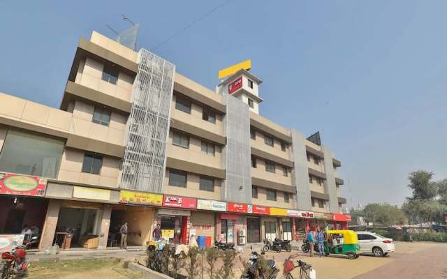 OYO 11718 Hotel Shivarth