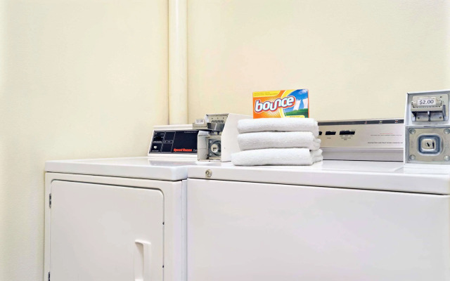 River Hill Inn & Suites