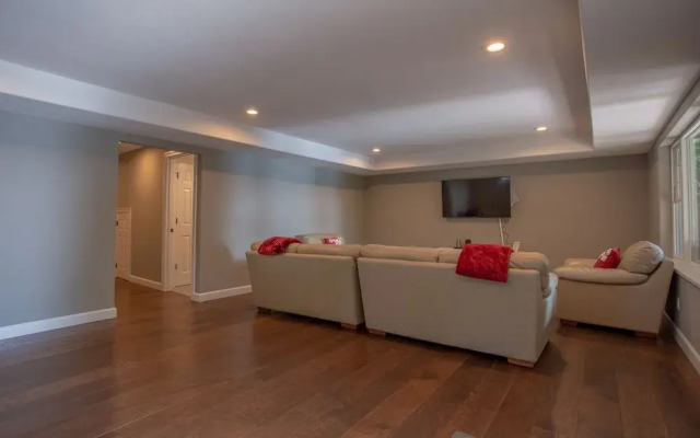 Happy Hideaway 4 Bedroom Home by RedAwning