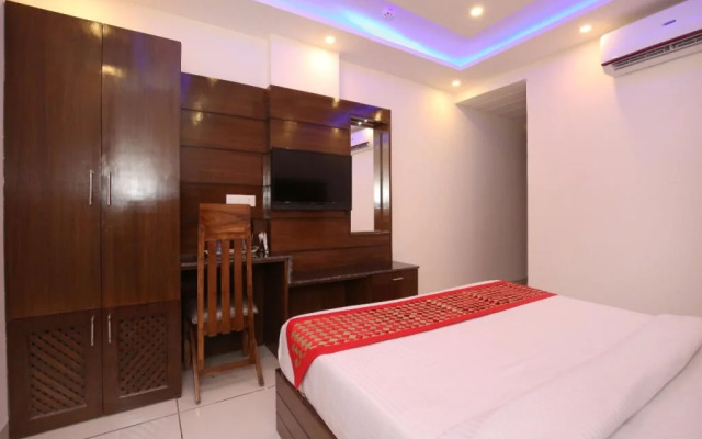 OYO 9420 Hotel Silver Palm