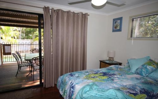 1 Naiad Court Lowset Family Home With Swimming Pool And Covered Deck. Pet Friendly – Guest Rooms – Rainbow Beach