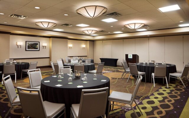Holiday Inn Clark - Newark Area by IHG