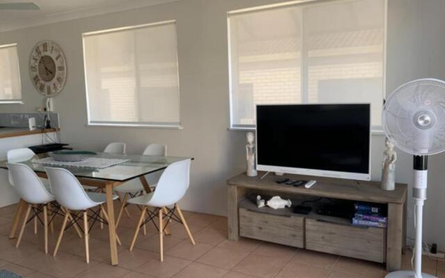 Unit 5 Sanctuary Shores, Kings Beach - Free Wifi!