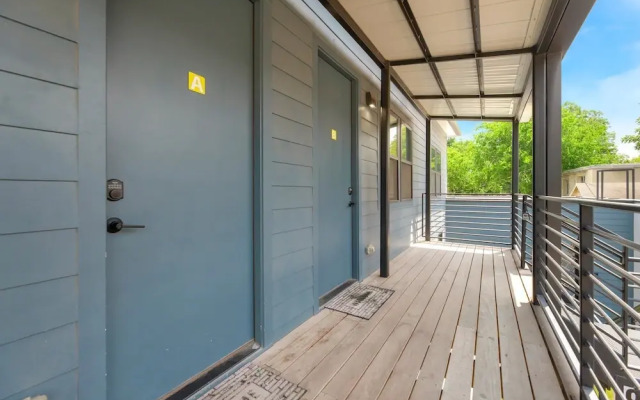 2-Bedroom East Austin Condo-Free Parking