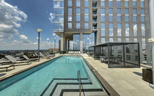 Louisville's Triple Crown Condo by Cozysuites