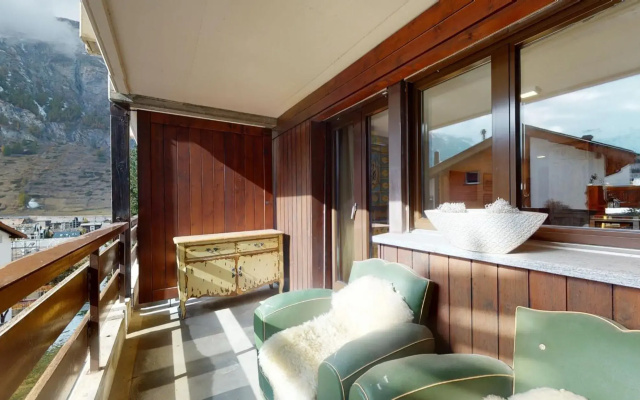Bright studio with balcony & view to the Matterhorn