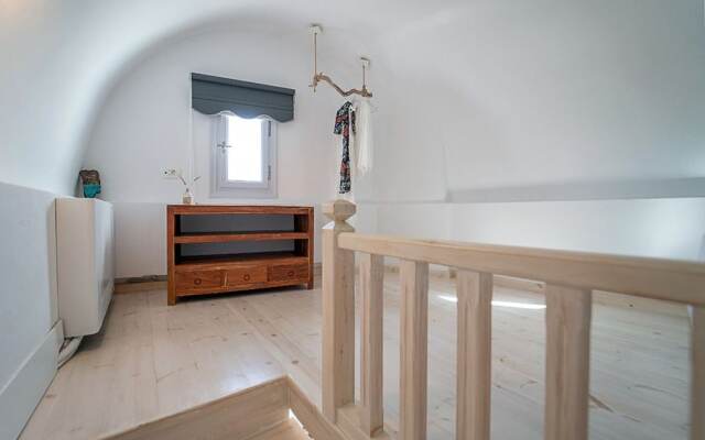 Akrotiri Cycladic Suites