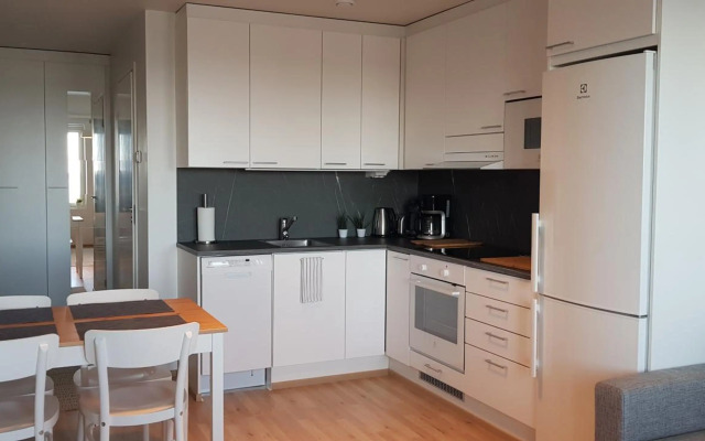 City apartment with lake view and free parking