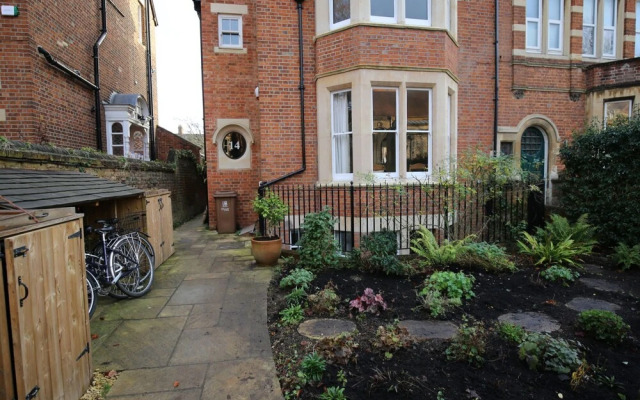 Lovely Central Oxford Apartment + Sun Trap Patio