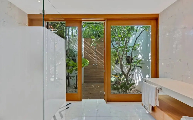 Modern Oasis Stunning Views of Golf Course River