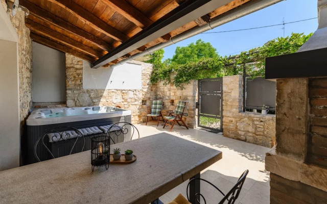 Warm Holiday Home With Terrace