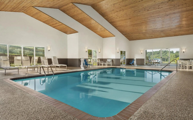 Country Inn & Suites by Radisson, Decorah, IA