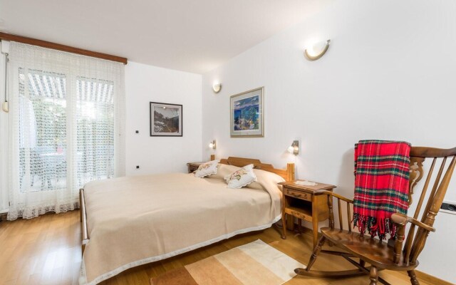 Stunning Apartment in Icici With Wifi and 1 Bedrooms