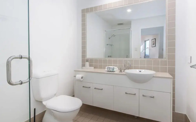 Stunning She Oak Lane 2 BR Apartment