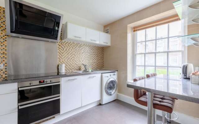 Inviting 2BD Flat 15 Minutes From Regents Park!