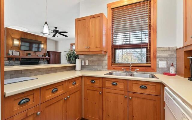 Les Eaux 225-1 by Escapades Tremblant