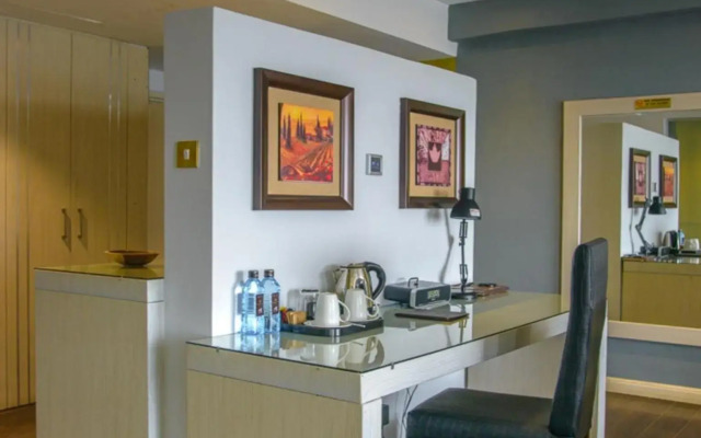 Cloud Hotel & Suites