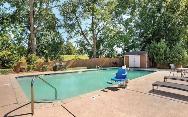 La Quinta Inn & Suites Montgomery Carmichael Road