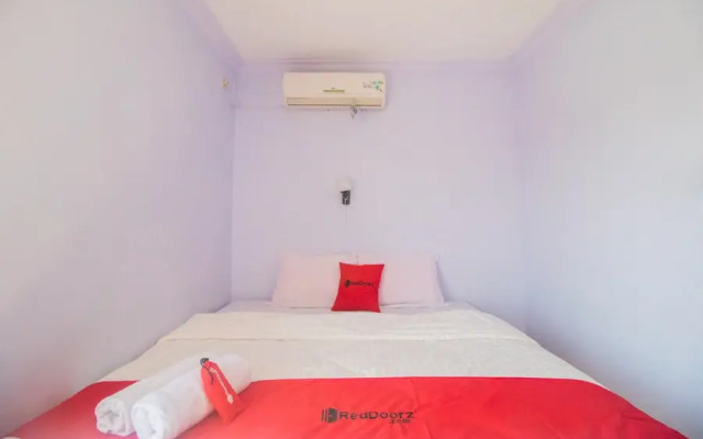 RedDoorz Near Pantai Boom