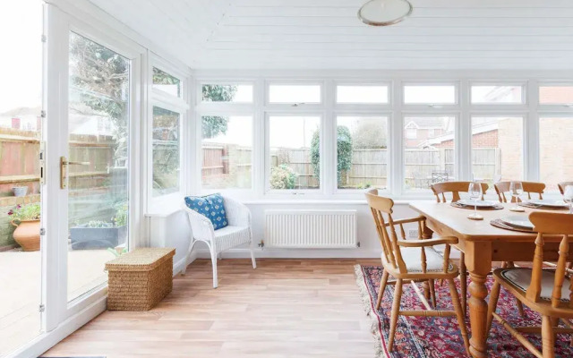 Spacious 4-bed Seaside Retreat in Selsey