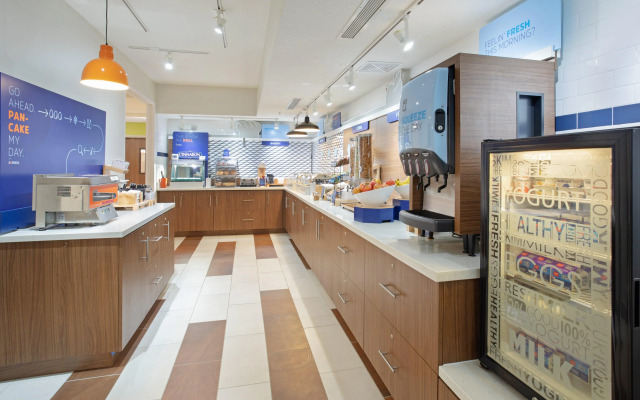 Holiday Inn Express Hotel & Suites Longmont by IHG