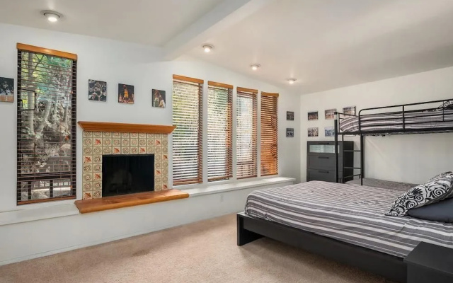 Seattle Vacation Home: The Hawks' Nest