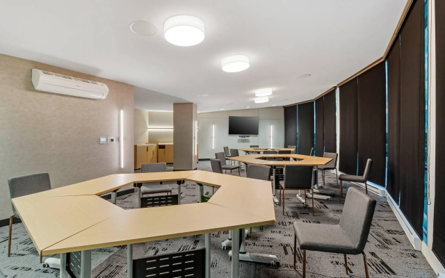 Clarion Lakeside Inn & Conference Centre