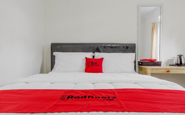 RedDoorz Plus near UPN Veteran Jakarta