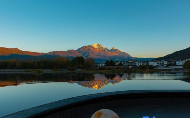 EARTHGAZE•STARSPANNG: 180-Degree Snow Mountain View Homestay (Lijiang Ancient Town Branch)