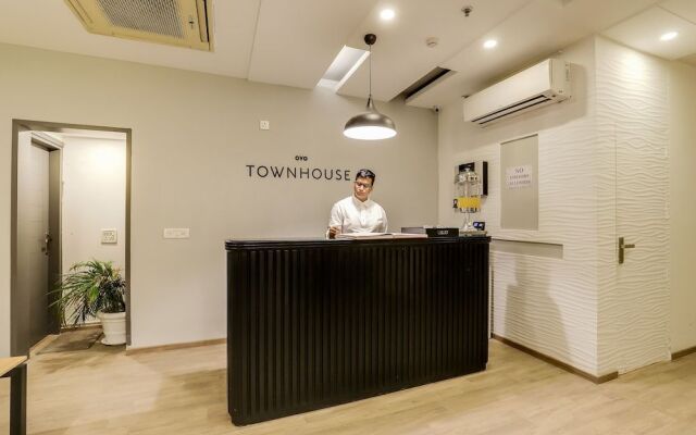 OYO Townhouse 281 Harsh Vihar. Near M2K Cinemas Rohini