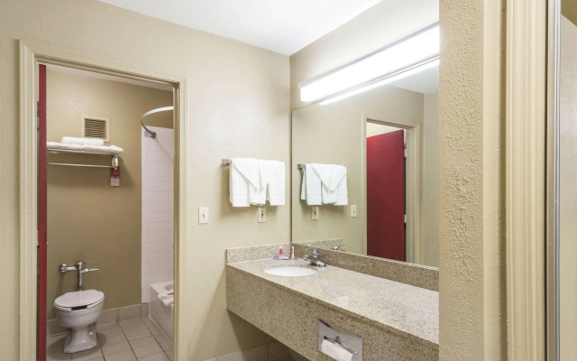 Econolodge Inn & Suites