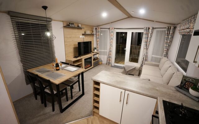 Inviting 3-bed Lodge in Preston hot tub