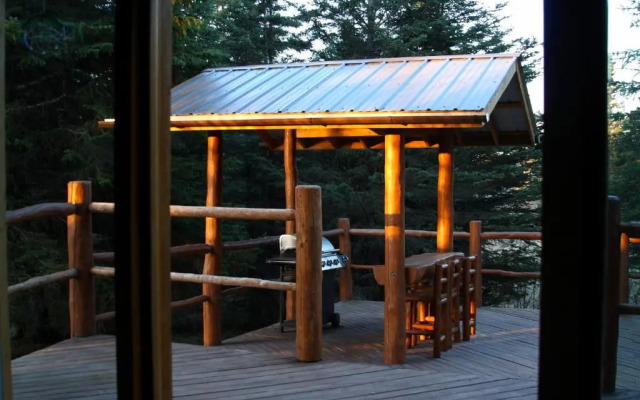 Wise Old Hunter Lodge