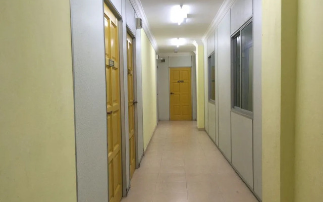 SPOT ON 89857 Azra Inn Rumah Tumpangan