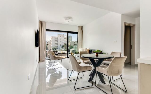 Sanders Premier - Cozy 2 bdr apt With Balcony