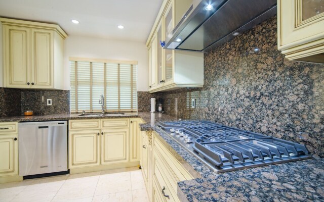 Crystal Court Estate - Four Bedroom Home