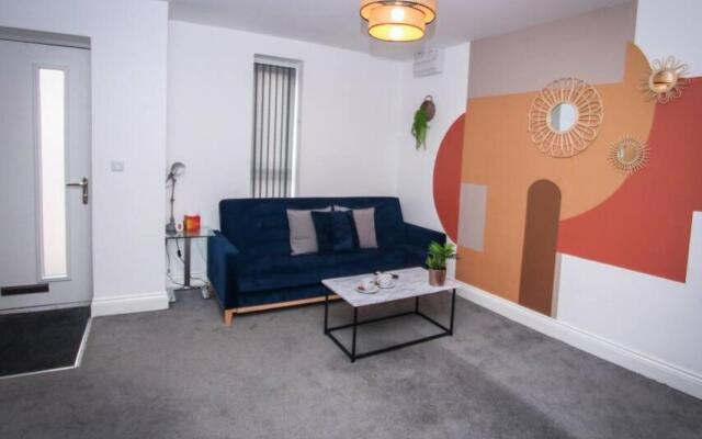 No15 Luxe Living Elegant City Home-1 Bed-Garden-Wifi-Private Parking-Beach-City