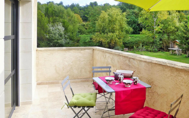 Charming holiday flat with communal pool, Malaucène