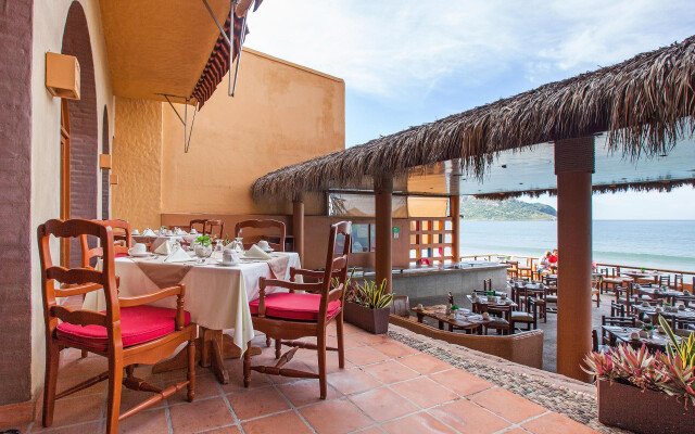 Costa De Oro Beach Hotel